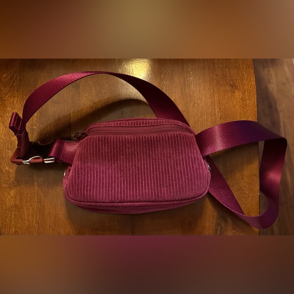Lululemon everywhere belt bag size L1. - Picture 2 of 8